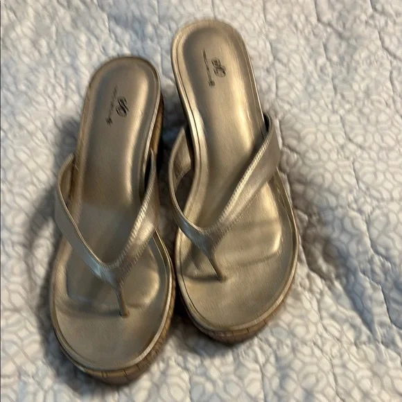 SO Silver Wedge Sandals with Metallic Finish - Picture 1 of 6